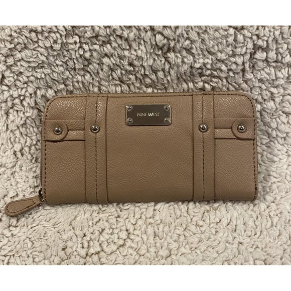 Nine West Handbags - 𝅺NINE West Zip Around Wallet